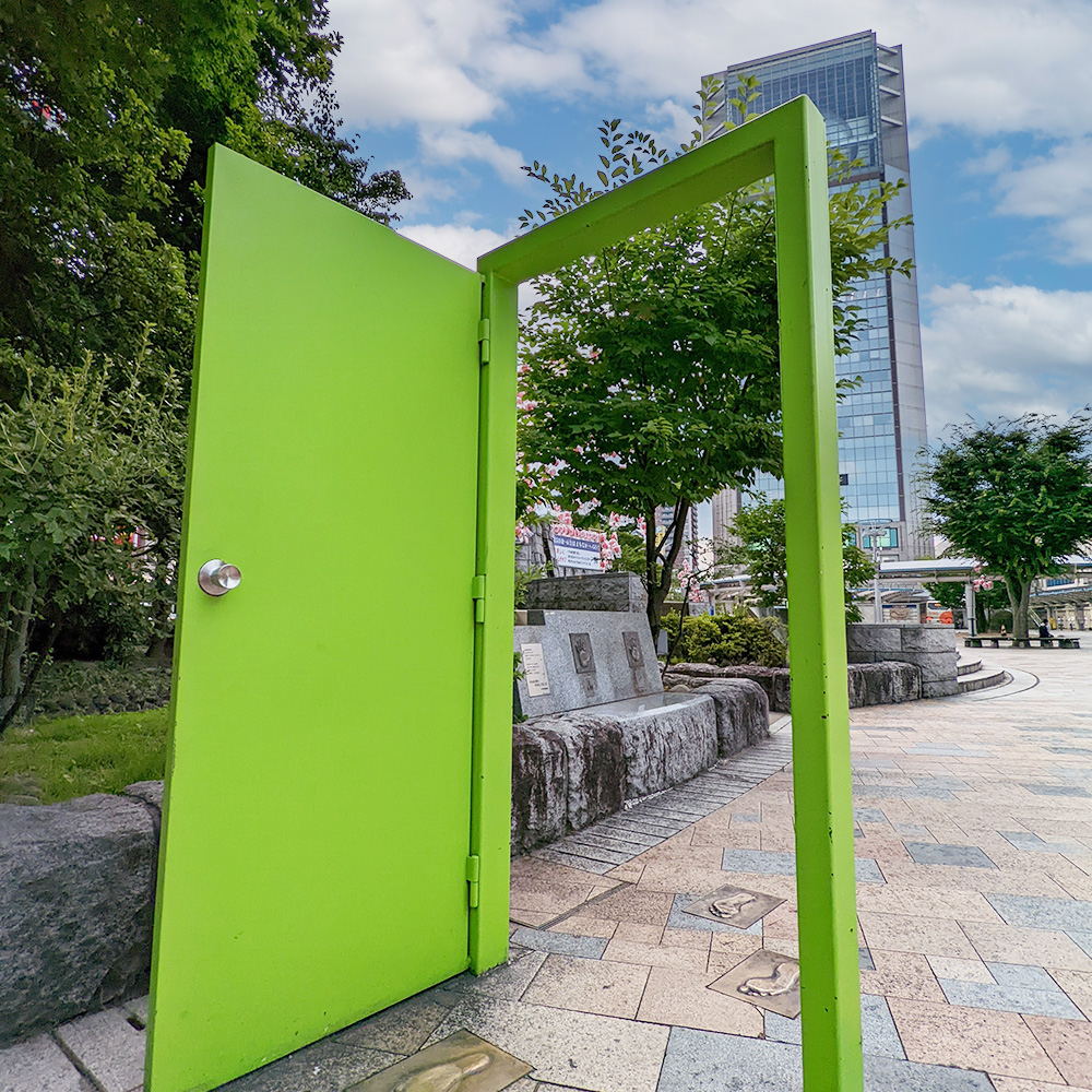 郡山駅前広場GReeeeNのトビラ
