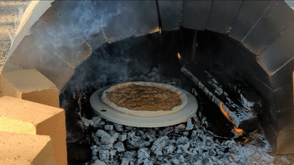燃焼を続ける石窯キット「石窯君」