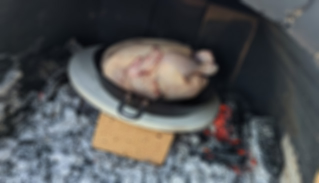 ひな丸鶏を石窯に投入